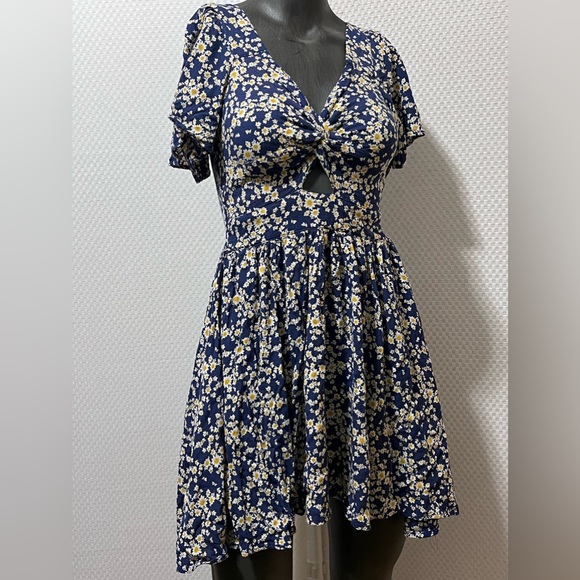 Angie Women's Twist Front Peekaboo Cutout Short Sleeve Dress size small - Picture 3 of 10